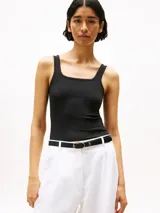 Remera negra de tirantes acanalada con cuello cuadrado y ribete festoneado.