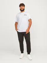 Remera blanca de manga corta con cuello redondo y estampado pequeño en el pecho con la leyenda "Flowers 'N Stuff".