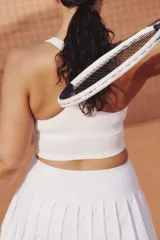 Top deportivo blanco acanalado confeccionado con tejido DryMove™ que ayuda a absorber el sudor. Presenta breteles anchos, espalda nadadora y copas forradas con relleno extraíble. Sujeción media para ejercicio de intensidad moderada.