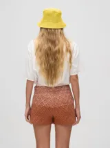 Short tejido a rombos con degradé de celeste a amarillo, calce suelto y pretina elástica combinada.