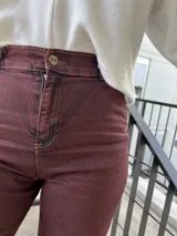 Pantalón de denim elastizado color borgoña, de corte ajustado.