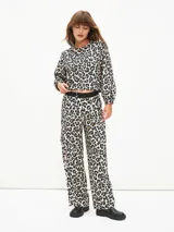 Pantalón negro de corte ancho con cintura elástica y bolsillos cargo.