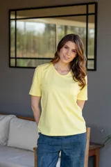 Remera básica color amarillo pastel de algodón suave al tacto, con escote redondo y bolsillo en el pecho.