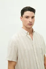 Camisa de manga corta confeccionada en lino y algodón, con fit regular y logo bordado.