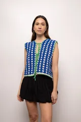 Chaleco tejido a crochet con hilado 100% algodón, color crudo con detalles en azul.