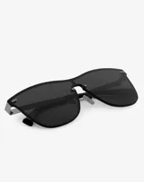 Gafas de sol Hawkers unisex con montura cuadrada negra, lentes oscuros y patillas metálicas plateadas.