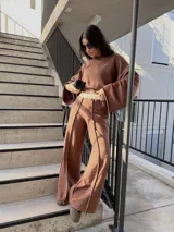 Pantalón deportivo marrón con detalles en color crudo y tela elastizada.