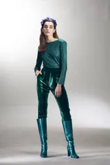 Pantalón de terciopelo color verde, de calce recto con tiro medio y cierre lateral.