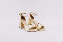 Sandalias de cuero color dorado con plataforma, tacón cuadrado y pulsera al tobillo.