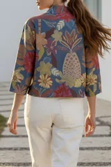 Kimono con estampado floral multicolor, mangas 3/4 y bolsillos laterales.