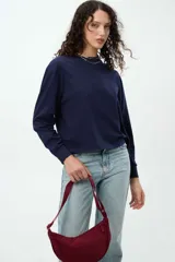 Remera de algodón color azul marino, con corte holgado, cuello redondo y mangas largas.