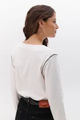 Remera azul de manga larga, con diseño simple y ajuste cómodo.