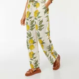 Pantalón ancho de tiro alto con estampado de limones y hojas verdes.
