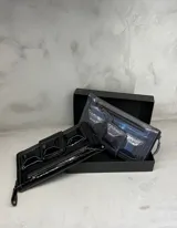 Billetera tipo clutch de cuero color negro con tres bolsillos frontales con cierre.