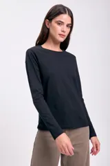 Remera básica de manga larga color negro, de corte recto y cuello redondo.