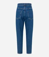 Pantalón mom confeccionado en jeans azul con trabillas en la cintura, cierre tradicional por botón y cremallera, bolsillos delanteros y traseros con detalle deshilachado.