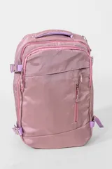 Mochila color rosa con detalles en lila, con múltiples bolsillos con cierre y correas ajustables.