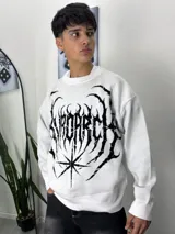 Sweater blanco de tejido de punto con cuello redondo y estampado gótico negro en el frente.