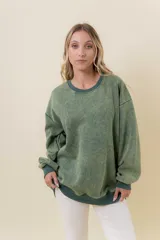 Sweater de mujer color lila con efecto lavado vintage, de calce oversize, cuello redondo y terminaciones acanaladas.