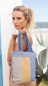 Bolsa matera de tela canvas combinada con división interna para organizar termo y mate. Incluye asa corta de mano.