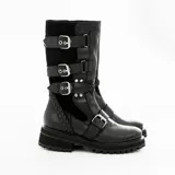 Bota de cuero color marrón con caña media, suela de goma negra, cierre lateral y hebillas ajustables. Presenta detalle trenzado en el talón.