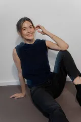 Musculosa azul marino tejida en hilo de algodón con trenza en el escote y espalda baja.