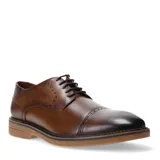 Zapato de vestir acordonado de cuero color marrón claro, con puntera redondeada y suela de goma color caramelo.