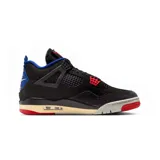 Zapatillas Air Jordan 4 Retro color negro con detalles en rojo y azul. Presentan suela de goma con cámara de aire visible y logo Nike Air en el talón.