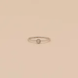 Anillo de oro blanco 18k con un brillante engarzado.