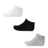 Pack de tres medias en colores blanco, negro y gris, de diseño básico y cómodo.