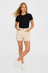 Short de jean negro, liso, de corte recto y tiro alto.