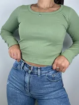 Remera de manga larga de ribete verde, ajuste ceñido y cuello redondo.