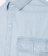 Camisa masculina de jeans celeste con estampa de rayas verticales, corte boxy, cuello inglés, manga corta, cierre abotonado y bolsillos frontales.