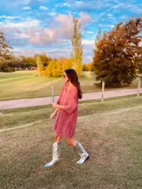 Vestido corto tejido en lurex color ladrillo, de corte recto y mangas cortas.