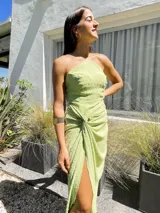 Vestido largo verde manzana de crepé plumetí, con escote en pico y falda tipo pareo regulable.