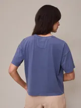 Remera azul de algodón con cuello redondo y mangas cortas.