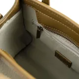 Cartera tipo tote chica color verde, confeccionada en cuero sintético graneado. Tiene doble asa corta y correa larga regulable y extraíble. El acceso es con cierre y cuenta con bolsillos internos.