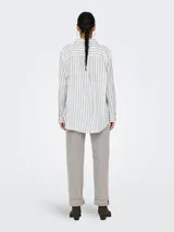 Camisa blanca con rayas verticales finas de color gris oscuro, de lino y viscosa, con cuello clásico, cierre frontal con botones, manga larga y bolsillo de parche en el pecho.