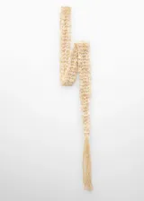 Fular tejido al crochet color beige con detalle de lentejuelas y terminación de flecos.