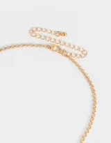 Collar corto dorado con cadena de eslabones y dijes colgantes de cerezas, corazón, hoja, gota y frutilla.