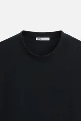 Camiseta blanca de cuello redondo y manga corta, corte regular.