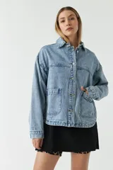 Campera de jean celeste con bolsillos tipo cartera y cierre frontal con botones.