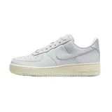 Zapatillas urbanas Nike Air Force 1 color gris claro con suela color crema.