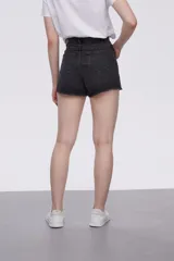 Short de jean de calce alto, color celeste, con terminación desflecada.