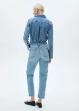 Pantalón de jean celeste claro, corte mom fit, con tiro alto, cinco bolsillos y cierre con cremallera y botón.