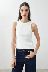 Musculosa color crudo de tejido de punto canalé, sin mangas y cuello redondo.