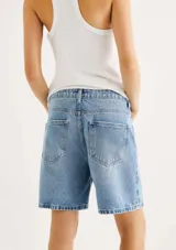 Bermuda de jean celeste con bolsillos delanteros y traseros.