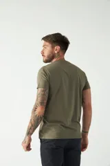 Remera básica color marrón claro, de corte regular, manga corta, cuello redondo y logo bordado en el pecho.