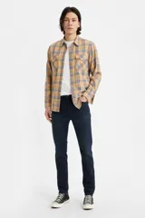 Pantalón de jean de hombre marca Levi's modelo 510 Skinny ADV, color azul oscuro. Corte ajustado, tiro medio y confeccionado en tejido elástico.