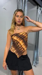 Top strapless con estampado batik en tonos marrones.